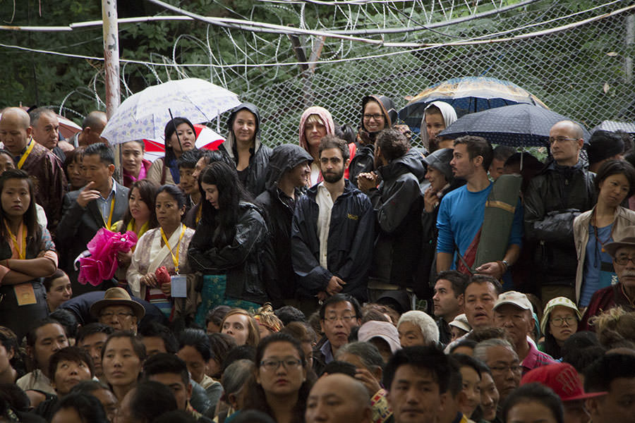 Zuschauer warten im strömenden Regen