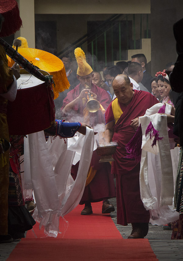 Ein Mönch verteilt Weihrauch