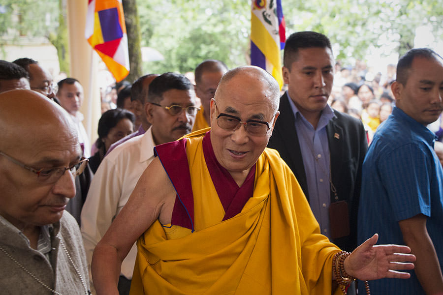 Der Dalai Lama geht zum Tempel