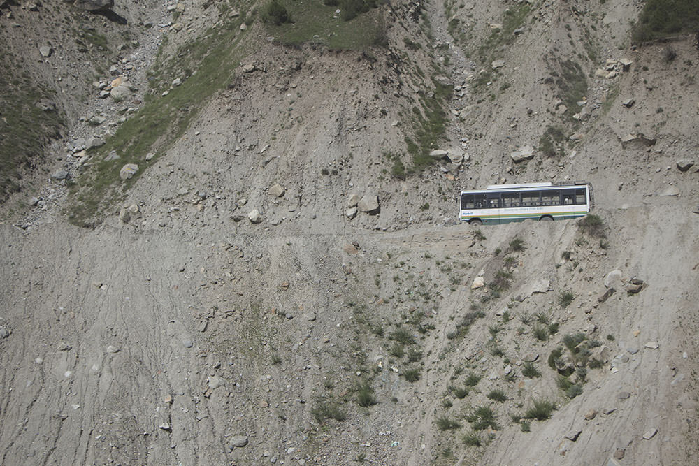 Auch Busse verkehren auf dem Manali-Leh-Highway