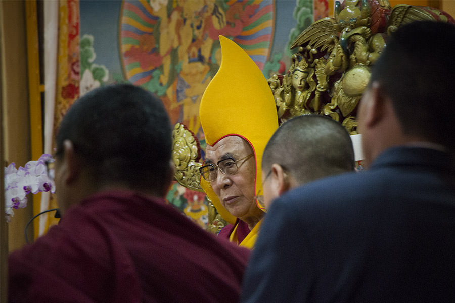 Dalai Lama empfängt Gaben bei der Zeremonie