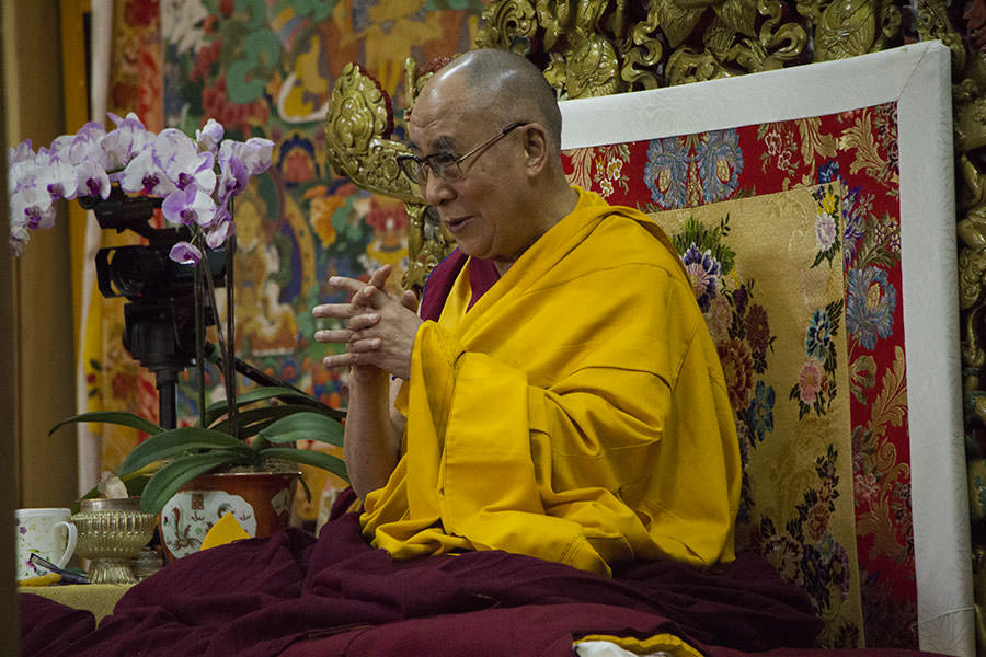 Dalai Lama auf seinem Thron im Tsunglagkhang Tempel