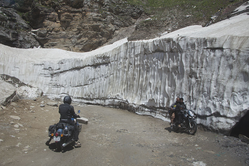 Eiskanal beim Rohtang Pass in Indien