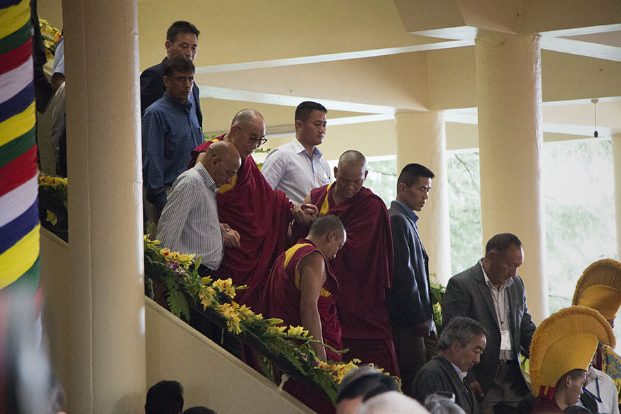 Dalai Lama läuft die Treppe hinunter Richtung Garten