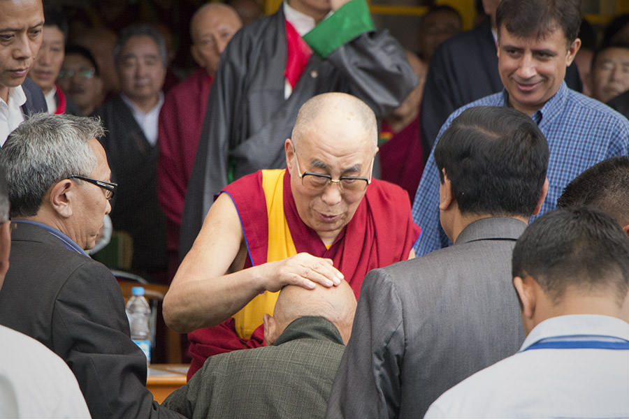 Dala Lama segnet alten Herren vor dem Programm