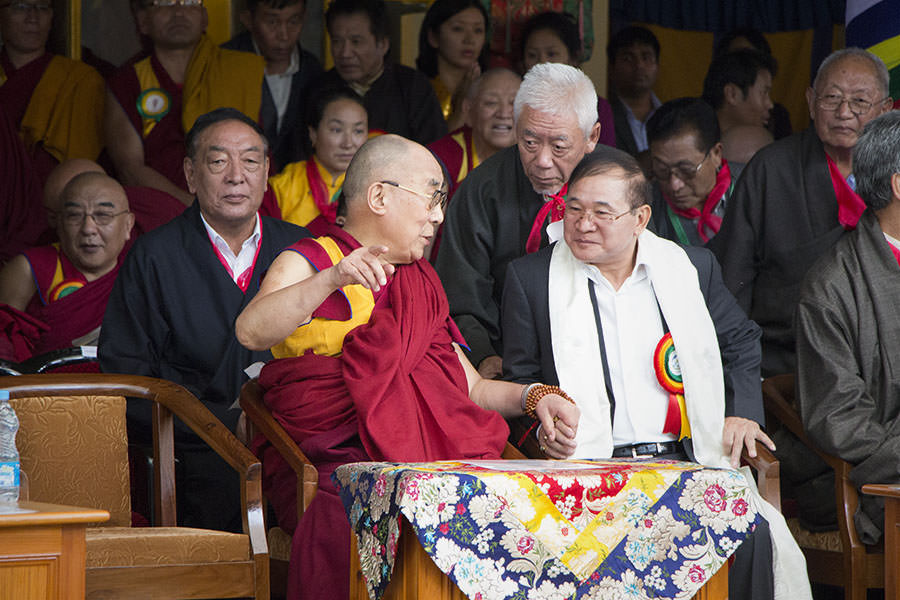 Dalai Lama hält Händchen mit Nabam Tuki