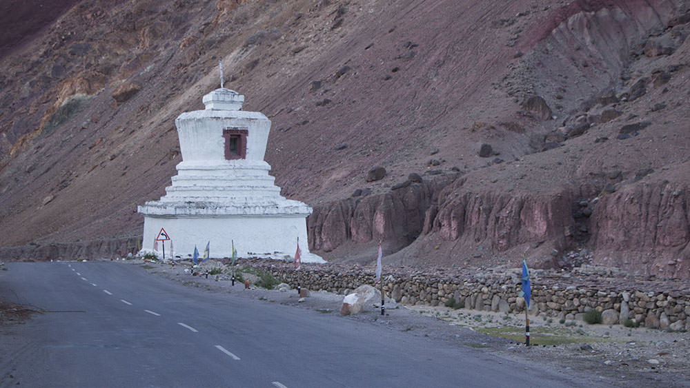 Eine der vielen Stupa an den Straßen in Ladakh