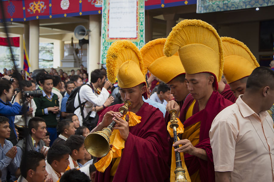 Trompeter bereiten den Weg für Dalai Lama