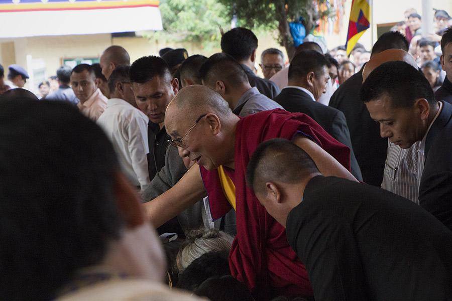 Dalai Lama reicht Gläubigen die Hand