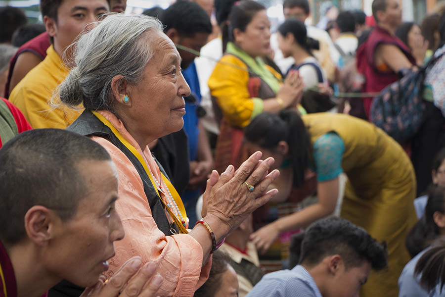 Buddhisten beten zu Dalai Lama