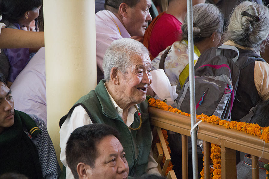 Dieser alte Mann strahlt wegen Dalai Lama