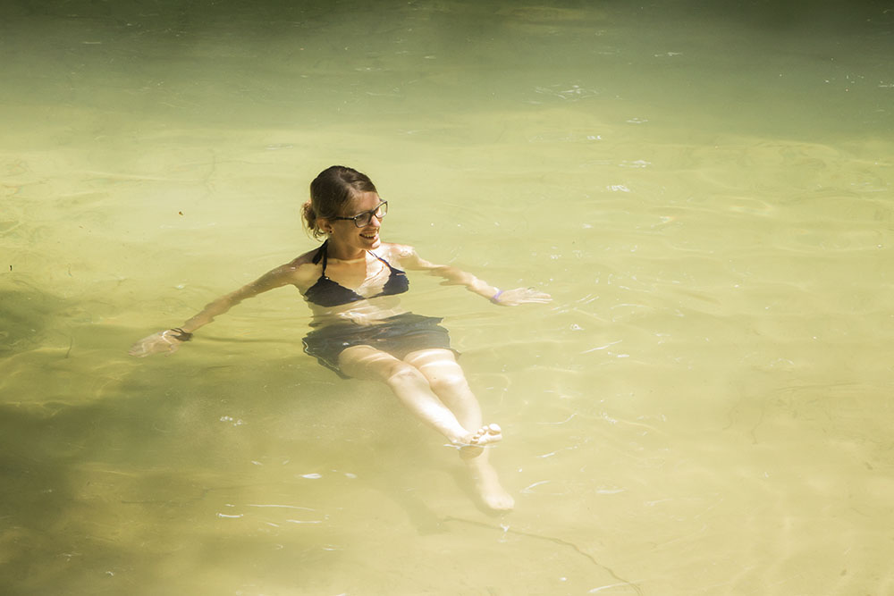 Bina badet beim Clearwater Cave
