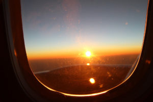Blick auf Sonnenuntergang aus einem Flugzeug