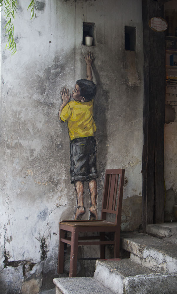 Bekanntes Kunstwerk "Boy auf Chair" in Georgetown