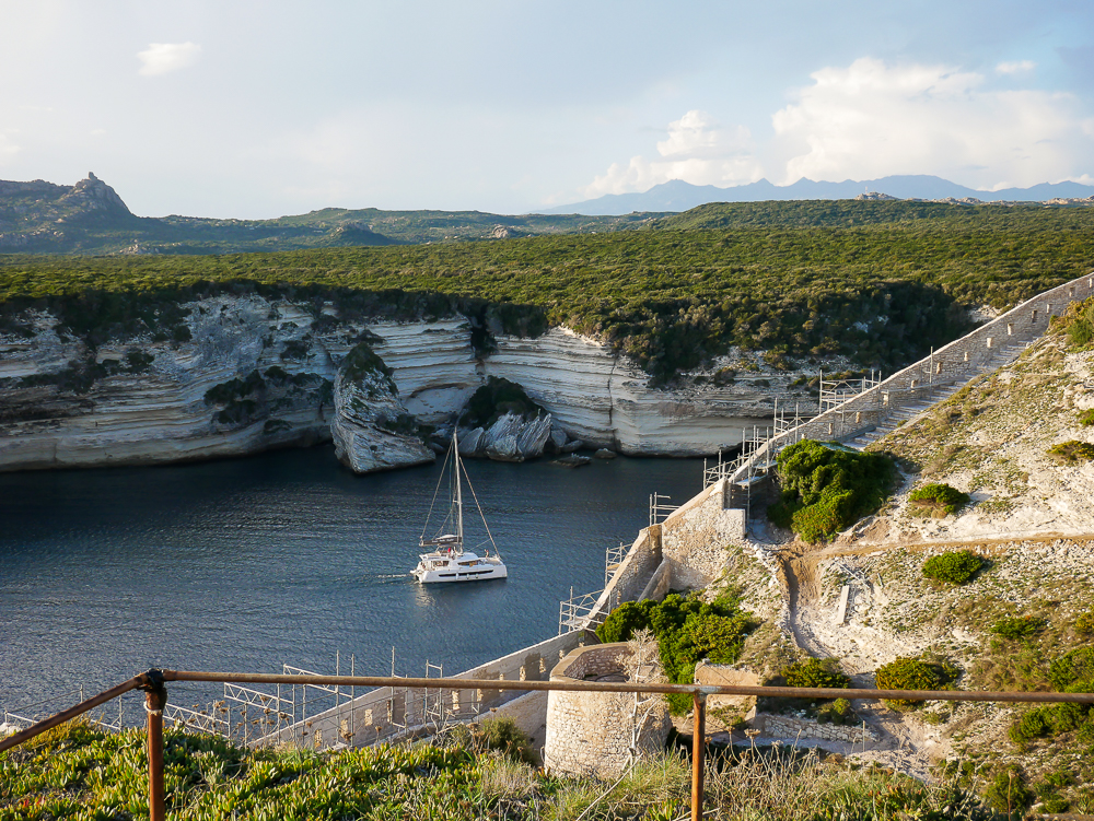 Die Einfahrt in die Bucht zum Hafen von Bonifacio auf Korsika