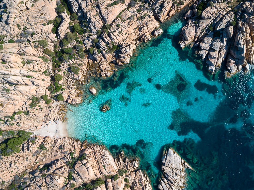 Der Strand Cala Coticcio auf Caprera im La Maddalena Archipel aus der Drohnenperspektive