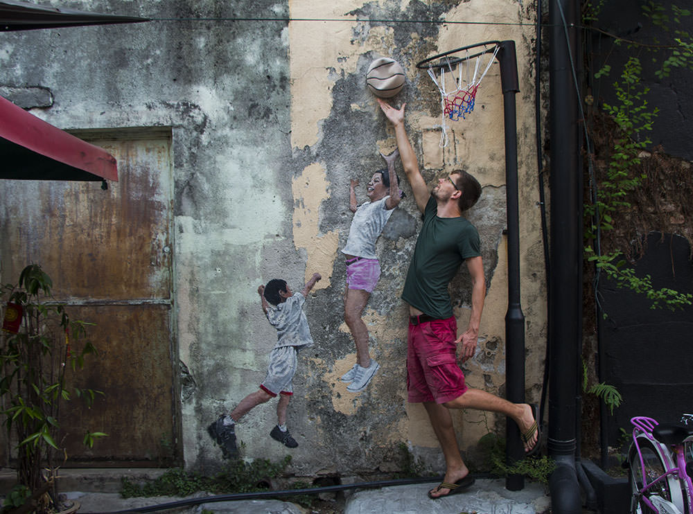 Children Playing Basketball: Straßenkunst in Malaysia