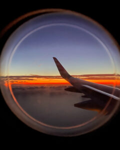 Blick auf den Sonnenaufgang aus dem Flugzeug