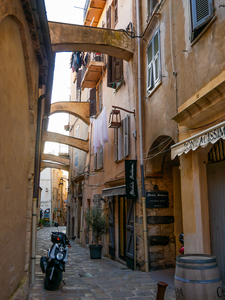 Enge Gassen in der Altstadt Bonifacios auf Korsika