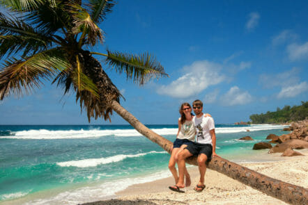 Bina und Francis auf einer Palme, La Digue, Seychellen