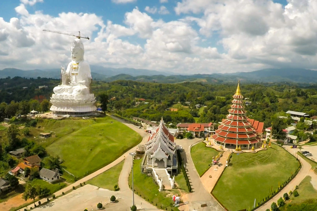 Der 9 Tier Temple bei Chiang Rai von oben mit Drohne aufgenommen
