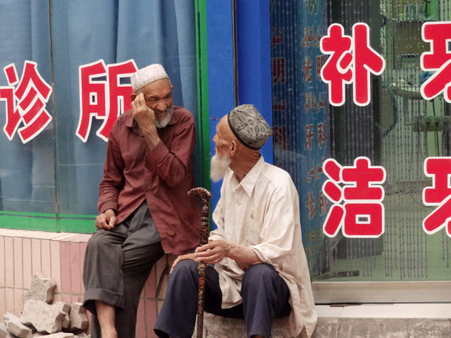 Uigurische Herren im Gespräch in Kashgar