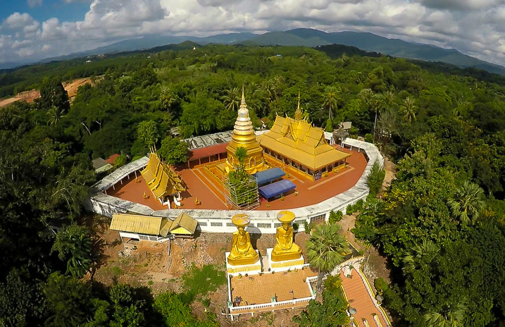Wat Phra That Chom Sak Tempel bei Chiang Rai von oben
