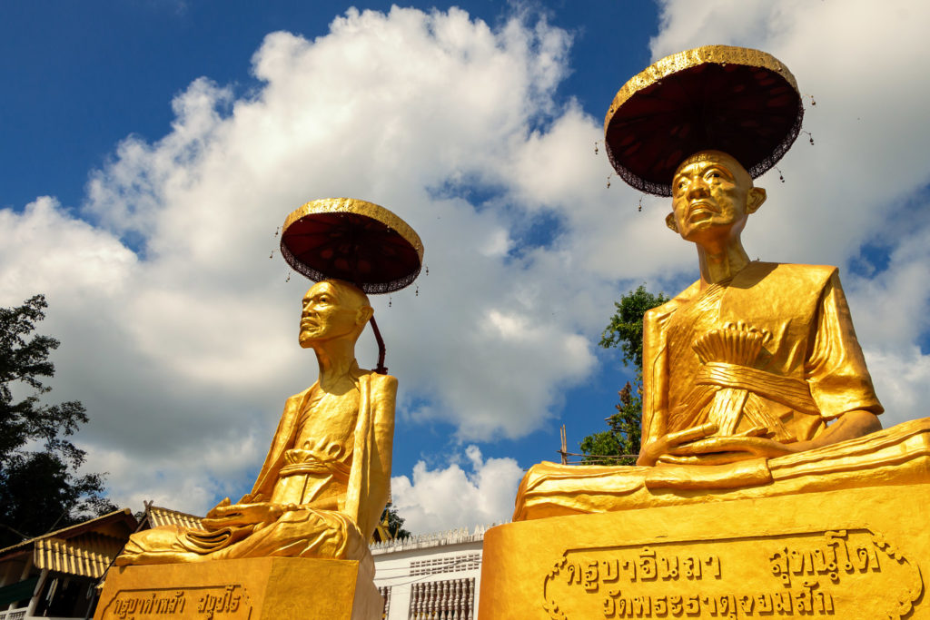 Statuen vor dem Wat Phra That Chom Sak Tempel bei Chiang Rai