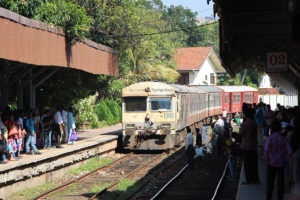 Zug im Hauptbahnhof von Colombo